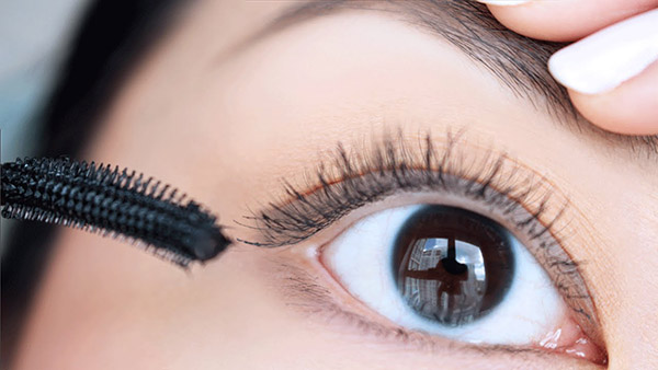 Applying Mascara