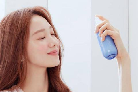 Ilustrasi Lee Sung Kyung mengenakan pelembab