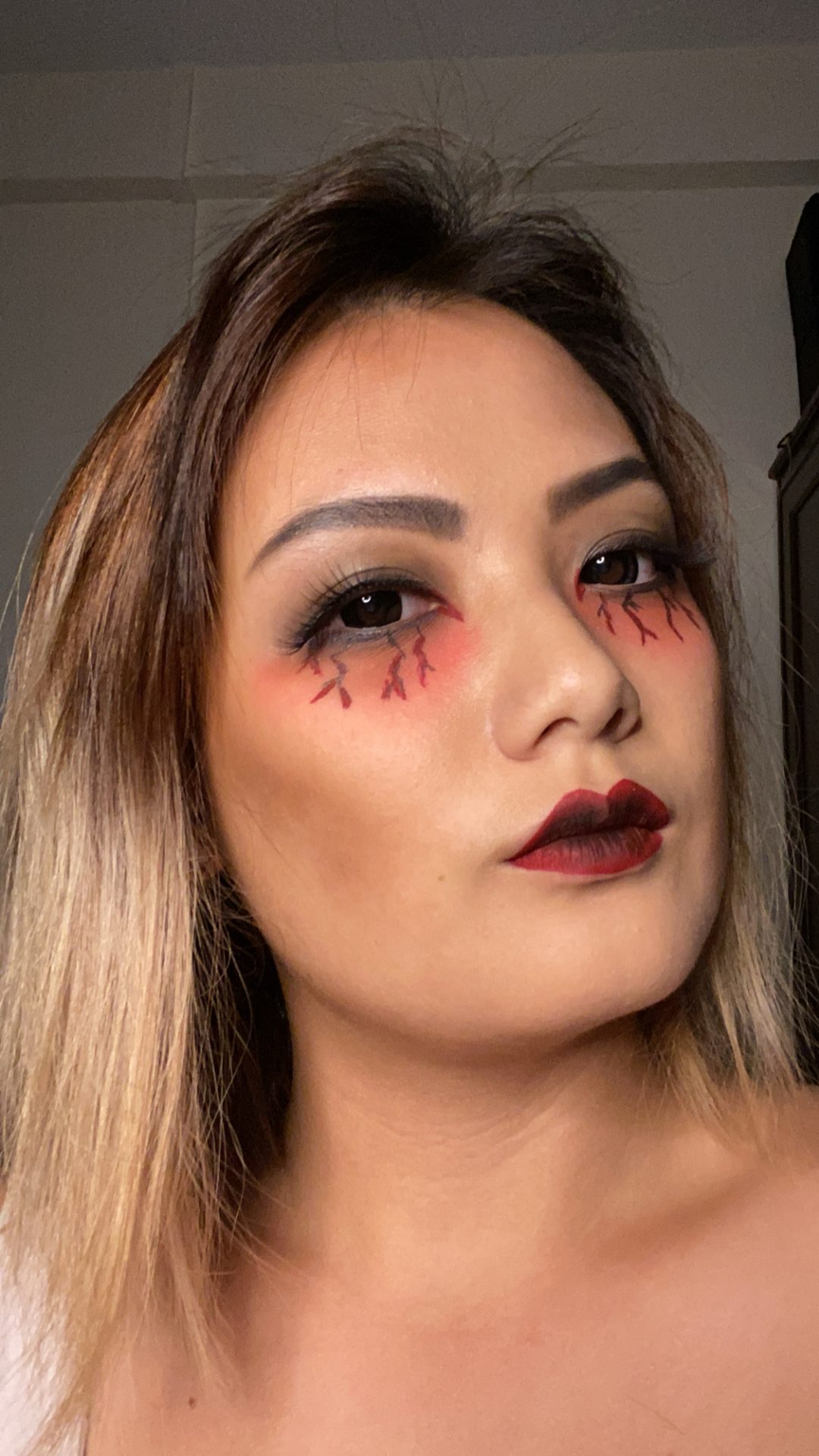 Vampire makeup 3 easytodo looks for Halloween that anyone can pull off Vampire makeup 3 easytodo looks for Halloween that anyone can pull off