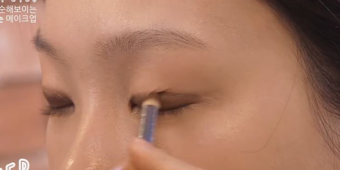 korean-puppy-eye-makeup-eyeshadow-thickness