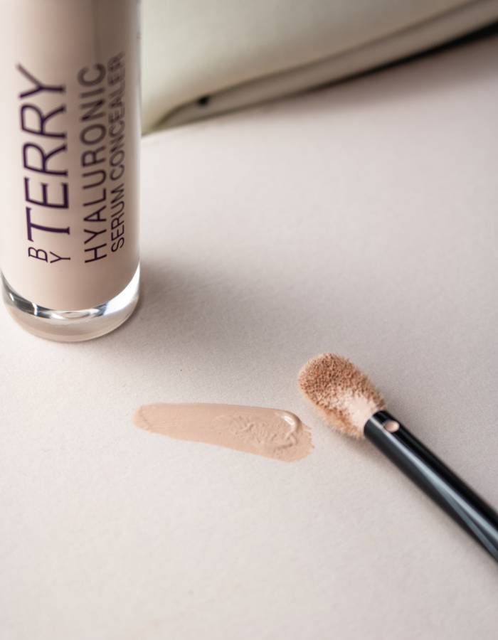 BY TERRY Hyaluronic Serum Concealer texture