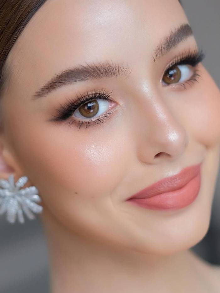 Wedding Makeup Trends 2024 Feather Brows