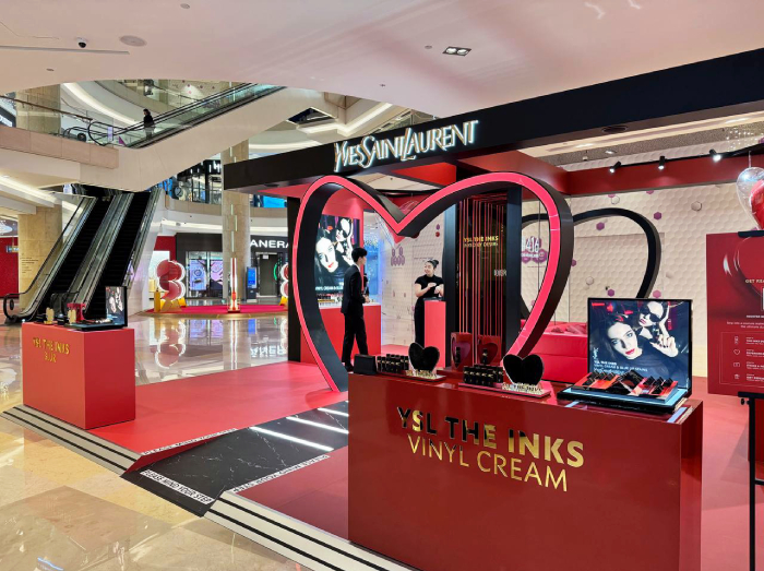 ysl beauty the inks pop-up entrance